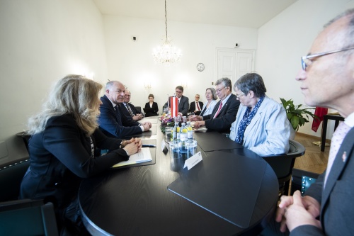 Bundesratspräsident Ingo Appé wärend der Aussprache mit Mitgliedern der außenpolitischen Kommission des Schweizer Ständerates