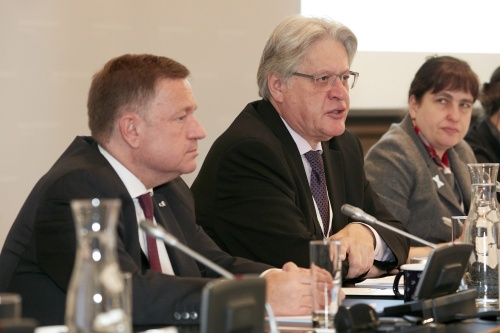 Von rechts: Vorsitzender Bundesrat Stefan Schennach (S), Nationalratsabgeordneter Werner Amon (V)