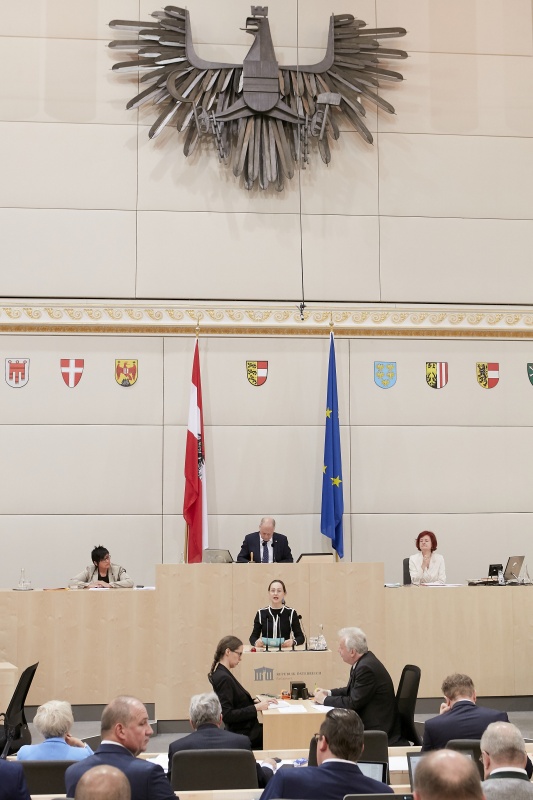 Bundesrätin Doris Berger-Grabner (V) am Rednerpult