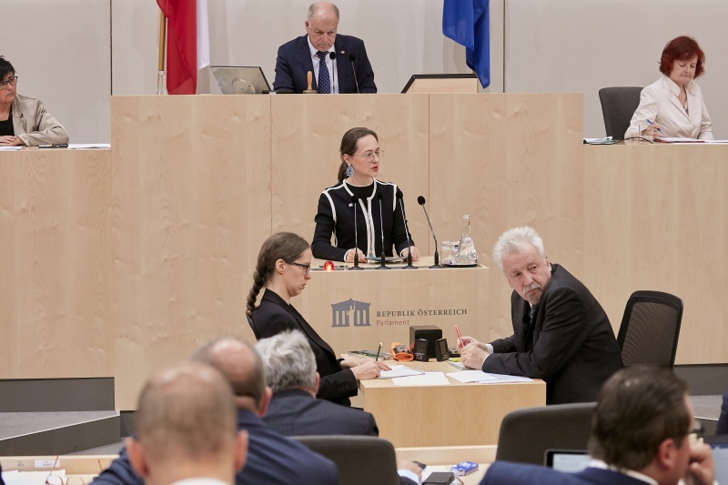 Bundesrätin Doris Berger-Grabner (V) am Rednerpult