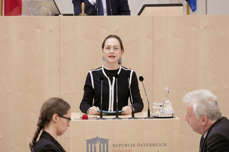 Bundesrätin Doris Berger-Grabner (V) am Rednerpult
