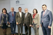 Gruppenfoto. Vizepräsident des Bundesrates Magnus Brunner (V) (3. von links). Parlamentspräsident der Republik Nordmazedonien Talat Xhaferi  (4. von links)