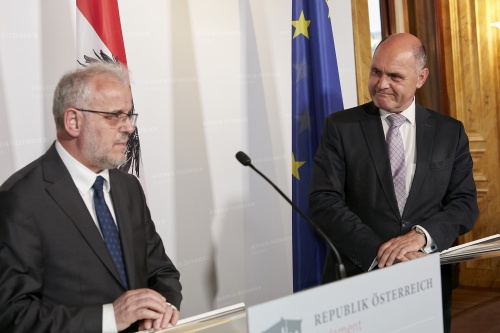 Von rechts: Nationalratspräsident Wolfgang Sobotka (V) und Parlamentspräsident der Republik Nordmazedonien Talat Xhaferi bei der Pressekonferenz