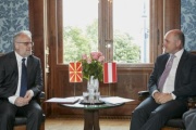 Von rechts:  Nationalratspräsident Wolfgang Sobotka (V) und der Parlamentspräsident der Republik Nordmazedonien Talat Xhaferi bei der Aussprache