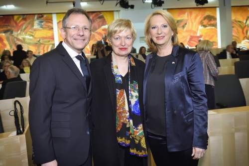Von links: Autor Doron Rabinovici, Direktorin des Wiener Burgtheaters Karin Bergmann, Zweite Nationalratspräsidentin Doris Bures (S)
