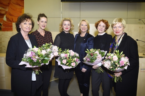 Gruppenfoto Zweite Nationalratspräsidentin Doris Bures (S) mit den Schauspielerinnen und der Direktorin des Wiener Burgtheaters Karin Bergmann