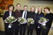 Gruppenfoto Zweite Nationalratspräsidentin Doris Bures (S) mit den Schauspielerinnen und Autor Doron Rabinovici