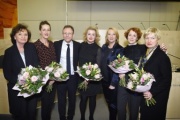 Gruppenfoto Zweite Nationalratspräsidentin Doris Bures (S) mit den Schauspielerinnen, Autor Doron Rabinovici und der Direktorin des Wiener Burgtheaters Karin Bergmann