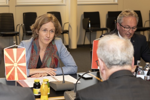 Von links: Nationalratsabgeordnete Stephanie Krisper (V) und Bundesrat Karl Bader (V) bei der Aussprache