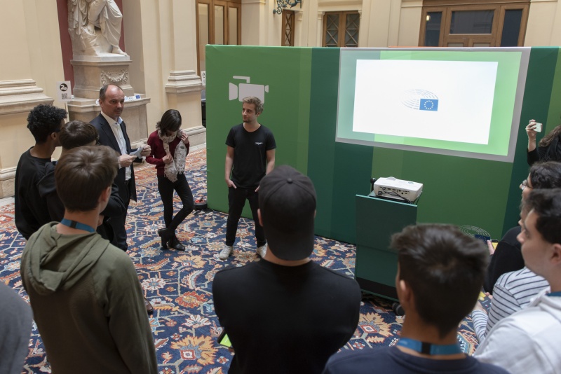Georg Pfeiffer Leiter des Verbindungsbüro Europäisches Parlament in Österreich, erklärt einer Schulklasse das Rollenspiel des Eu Parlamentes