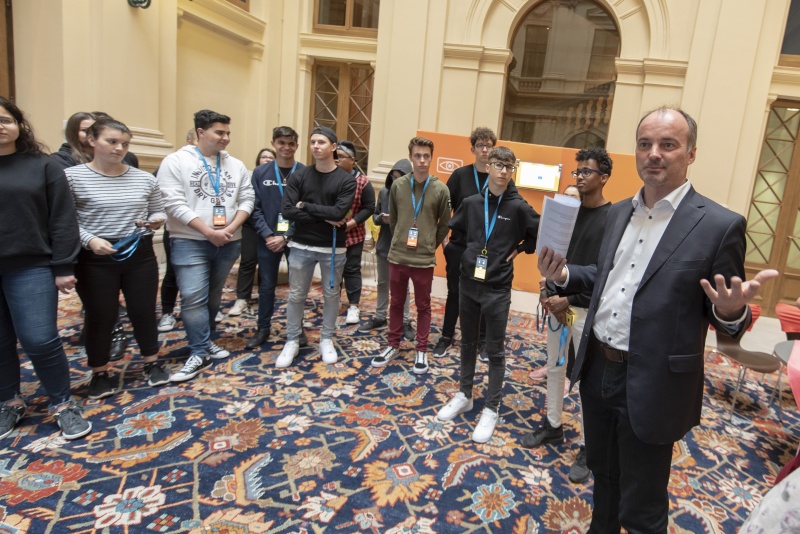 Georg Pfeiffer Leiter des Verbindungsbüro Europäisches Parlament in Österreich, erklärt einer Schulklasse das Rollenspiel des Eu Parlamentes