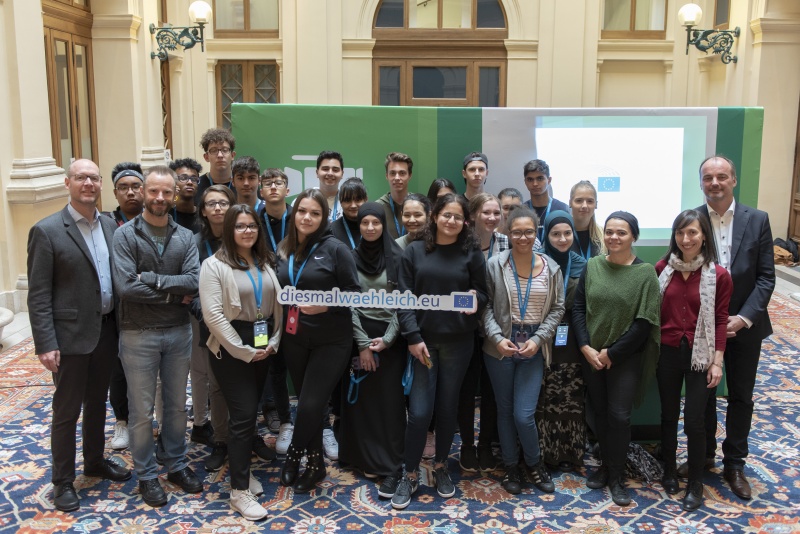 Georg Pfeiffer Leiter des Verbindungsbüro Europäisches Parlament in Österreich, mit TeilnehmerInnen des  Rollenspieles des EU Parlaments