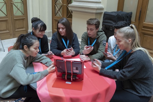 Fraktionsarbeit der Schülerinnen beim Rollenspiel des EU Parlaments