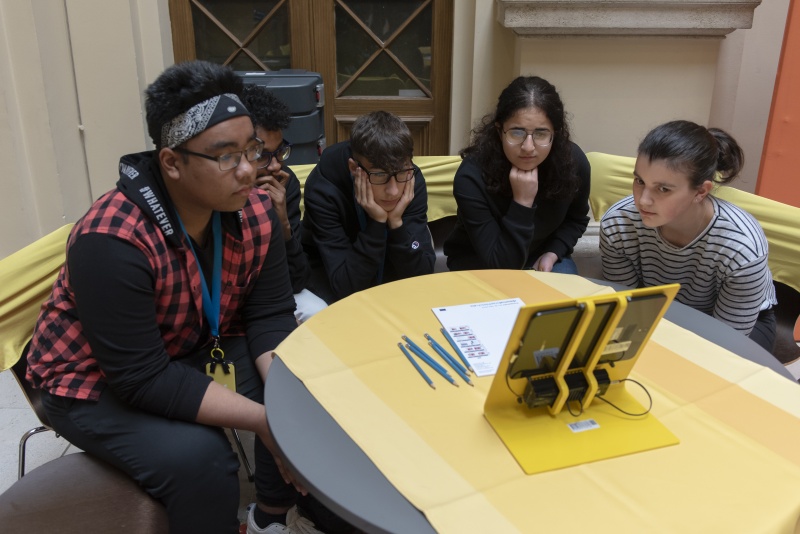 Fraktionsarbeit der Schülerinnen beim Rollenspiel des EU Parlaments