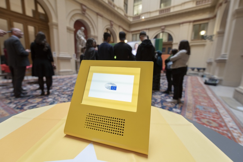 Display auf einem der 4 Fraktionstische