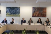 Von rechts: Siiri Sillajoe, Katharina Stourzh, Parlamentsdirektor Harald Dossi (am Wort), Estelle Collonnier, Peter Saramo