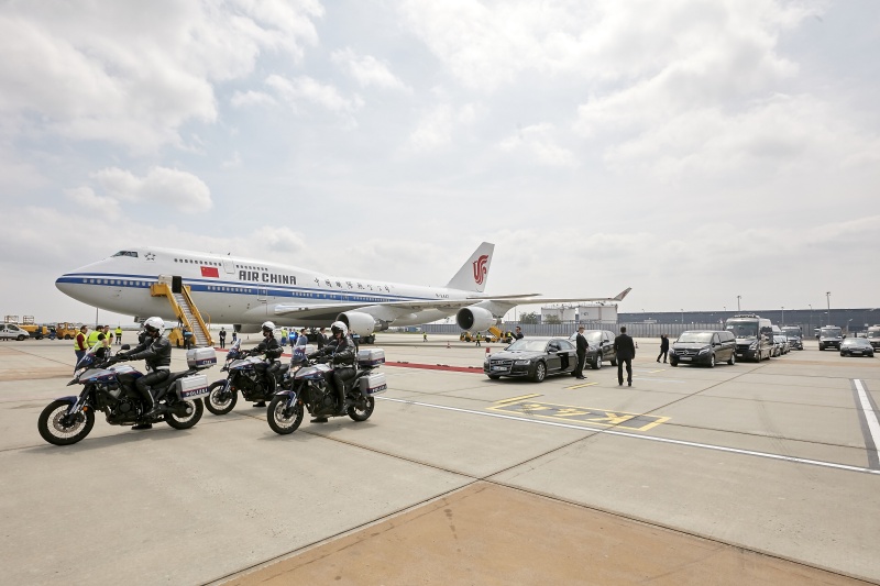 Sondermaschine der Air China - Abfahrt der chinesischen Delegatoin vom Flughafen