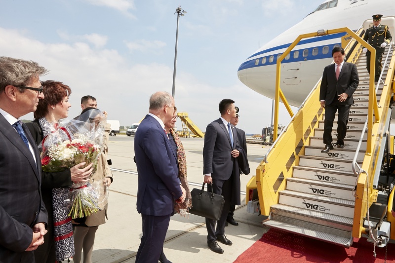 von rechts: Vorsitzender des Ständigen Ausschusses des Nationalen Volkskongresses der Volksrepublik China LI Zhan, Bundesratspräsident Ingo Appé (S) (3. von rechts), Nationalratsabgeordneter Peter Wittmann (S) (links)