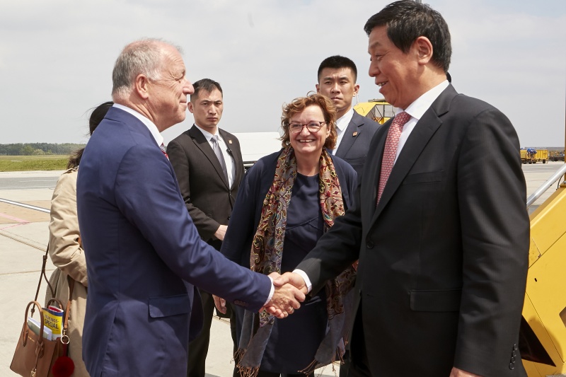 Von links: Bundesratspräsident Ingo Appé (S)begrüß den Vorsitzenden des Ständigen Ausschusses des Nationalen Volkskongresses der Volksrepublik China LI Zhan