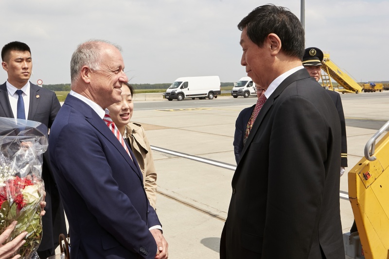 Von links: Bundesratspräsident Ingo Appé (S)begrüß den Vorsitzenden des Ständigen Ausschusses des Nationalen Volkskongresses der Volksrepublik China LI Zhan