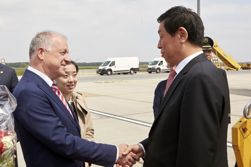 Von links: Bundesratspräsident Ingo Appé (S)begrüß den Vorsitzenden des Ständigen Ausschusses des Nationalen Volkskongresses der Volksrepublik China LI Zhan