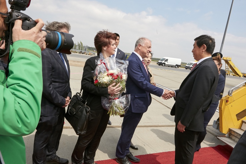 Bundesratspräsident Ingo Appé (S)begrüß den Vorsitzenden des Ständigen Ausschusses des Nationalen Volkskongresses der Volksrepublik China LI Zhan