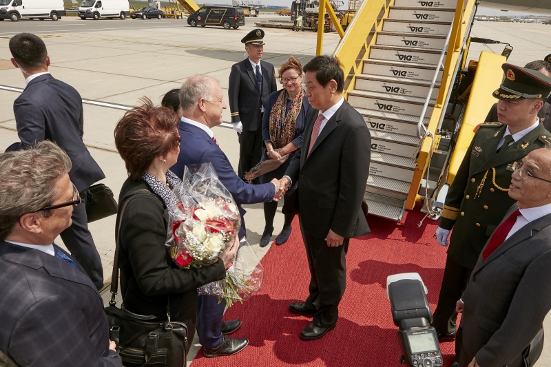 Begrüßung durch Bundesratspräsident Ingo Appé (S), von links: Nationalratsabgeordneter Peter Wittmann (S), Bundesratspräsident Ingo Appé (S), Vorsitzender des Ständigen Ausschusses des Nationalen Volkskongresses der Volksrepublik China LI Zhan