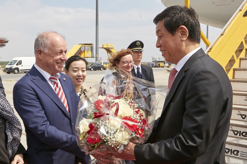 Von links: Bundesratspräsident Ingo Appé (S)begrüß den Vorsitzenden des Ständigen Ausschusses des Nationalen Volkskongresses der Volksrepublik China LI Zhan