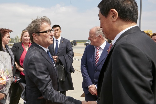 Von links: Nationalratsabgeordneter Peter Wittmann (S) begrüßt den Vorsitzenden des Ständigen Ausschusses des Nationalen Volkskongresses der Volksrepublik China LI Zhan