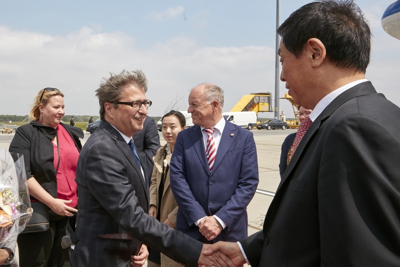 Von links: Nationalratsabgeordneter Peter Wittmann (S) begrüßt den Vorsitzenden des Ständigen Ausschusses des Nationalen Volkskongresses der Volksrepublik China LI Zhan