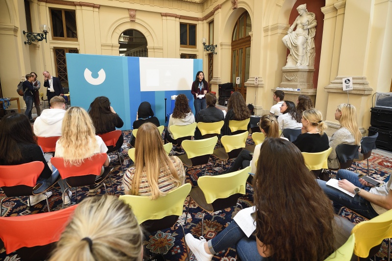 Simulation einr Sitzung im europäischen Parlament - Rede einer Abgeordneten