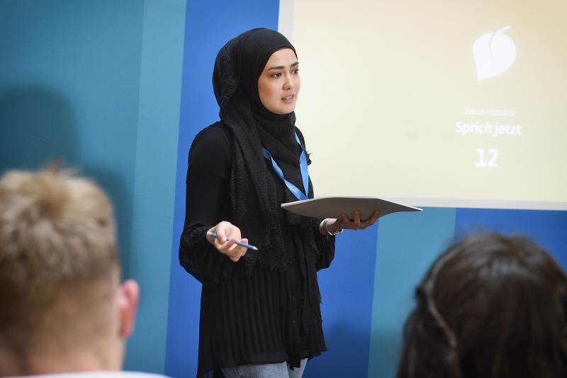 Simulation einr Sitzung im europäischen Parlament - Rede einer Abgeordneten