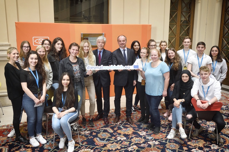 Gruppenfoto aller VeranstaltungsteilnehmerInnen mit Parlamentsdirektor Harald Dossi
