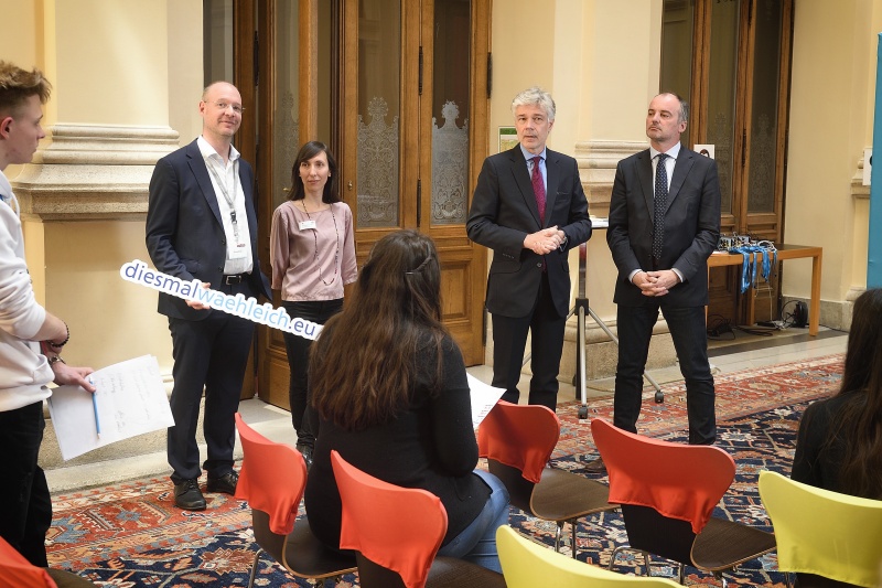 Begrüßung durch Parlamentsdirektor Harald Dossi