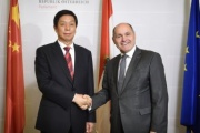 Von links: Vorsitzender des Ständigen Ausschusses des Nationalen Volkskongresses der Volksrepublik China LI Zhanshu, Nationalratspräsident Wolfgang Sobotka (V)