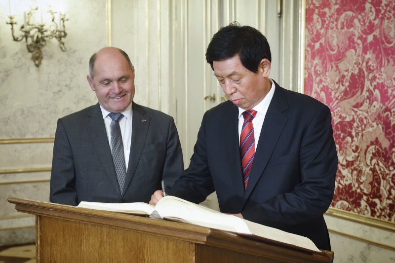 Eintrag ins Gästebuch. Von links: Nationalratspräsident Wolfgang Sobotka (V), Vorsitzender des Ständigen Ausschusses des Nationalen Volkskongresses der Volksrepublik China LI Zhanshu
