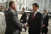Von links: Nationalratspräsident Wolfgang Sobotka (V) begrüßt den Vorsitzendern des Ständigen Ausschusses des Nationalen Volkskongresses der Volksrepublik China LI Zhanshu