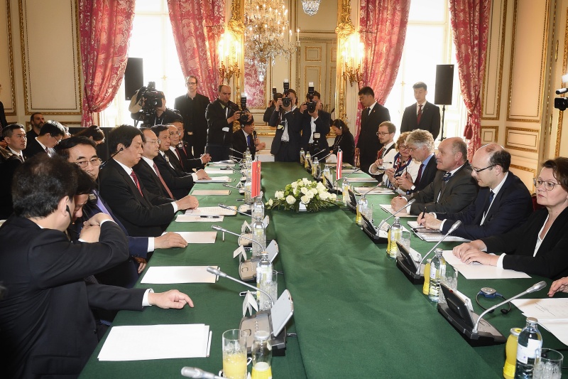 Aussprache. Linke Tischhälfte: Chinesische Delegation unter der Leitung des Vorsitzendern des Ständigen Ausschusses des Nationalen Volkskongresses der Volksrepublik China LI Zhanshu (4. von links). Rechte Tischhälfte: Österreichische Delegation unter der Leitung von  Nationalratspräsident Wolfgang Sobotka (V) (3. von rechts)