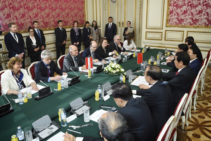 Aussprache. Rechte Tiischhälfte: Chinesische Delegation unter der Leitung des Vorsitzendern des Ständigen Ausschusses des Nationalen Volkskongresses der Volksrepublik China LI Zhanshu. Linke Tischhälfte: Österreichische Delegation unter der Leitung von  Nationalratspräsident Wolfgang Sobotka (V) (3. von links)