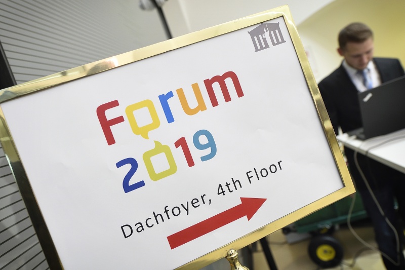 Direction sign showing the way to the event
