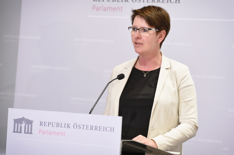 Elevator Pitches: Innovative Initiatives in National Parliament Visitor Centers