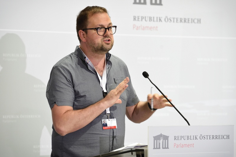 Elevator Pitches: Innovative Initiatives in National Parliament Visitor Centers