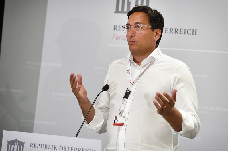 Elevator Pitches: Innovative Initiatives in National Parliament Visitor Centers