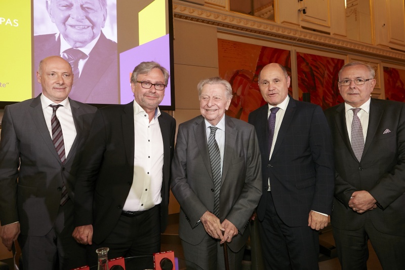 Von rechts: Oliver Rathkolb Österreichische Gesellschaft für Zeitgeschichte, Nationalratspräsident Wolfgang Sobotka (V), Hugo Portisch, Alexander Wrabetz ORF-Generaldirektor, Andreas Pfeifer ORF