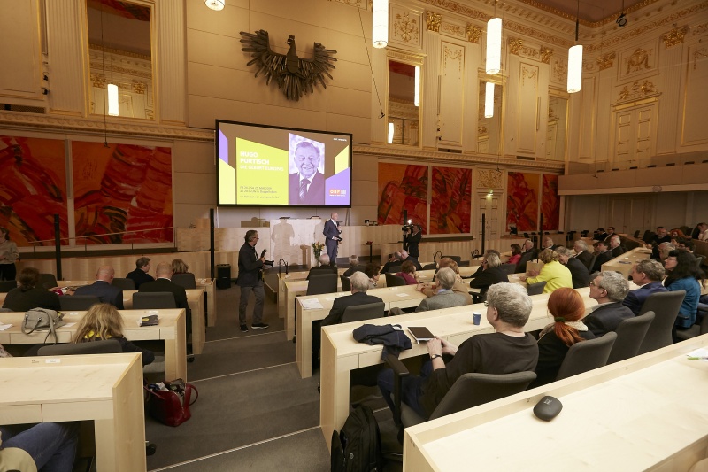Moderation durch Andreas Pfeifer ORF. Blick Richtung VeranstaltugnsteilnehmerInnen
