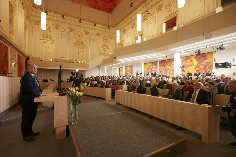 Einleitende Worte durch Nationalratspräsident Wolfgang Sobotka (V). Blick RichtungVeranstaltungsteilnehmerInnen