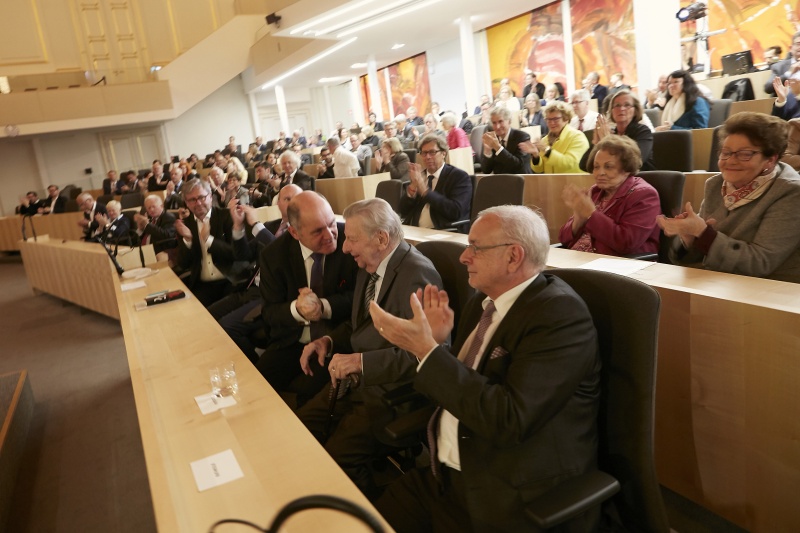 Blick Richtung VeranstaltungsteilnehmerInnen. Erste Reiche von rechts: Oliver Rathkolb Österreichische Gesellschaft für Zeitgeschichte, Hugo Portisch, Nationalratspräsident Wolfgang Sobotka (V)