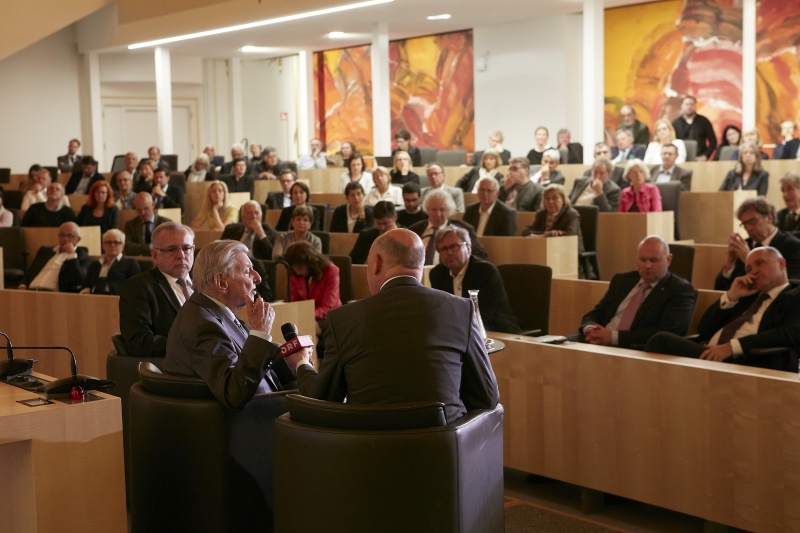Podiumsdiskussion. Von links: Andreas Pfeifer ORF, Hugo Portisch, Oliver Rathkolb Österreichische Gesellschaft für Zeitgeschichte. Blick Richtung VeranstaltungsteilnehmerInnen
