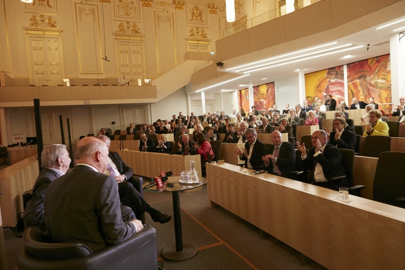 Podiumsdiskussion. Von links: Andreas Pfeifer ORF, Hugo Portisch, Oliver Rathkolb Österreichische Gesellschaft für Zeitgeschichte. Blick Richtung VeranstaltungsteilnehmerInnen