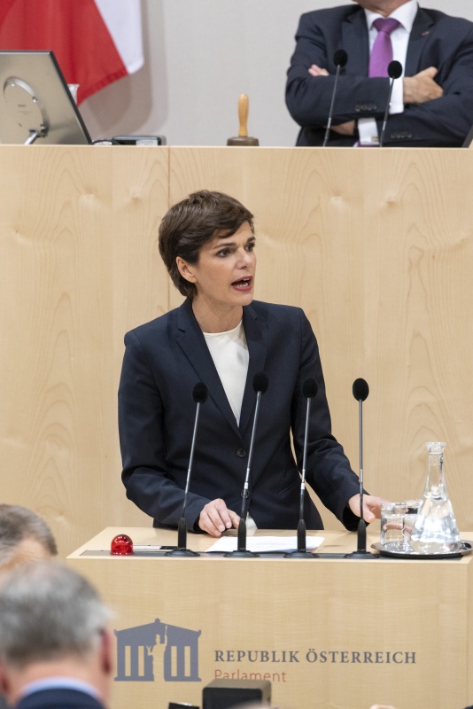 Klubobfrau Pamela Rendi-Wagner (S) am Rednerpult